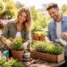 Balkon frühlingsfit: Zwei Personen bepflanzen einen sonnigen Balkon mit Kräutern und Blumen, bereiten Töpfe vor und starten entspannt ins Urban Gardening im Frühling.