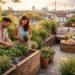 Ästhetische Dachterrasse mit Urban Gardening: bepflanzte Hochbeete, Kräuter und Sitzbereich auf einer grünen Dachterrasse über der Stadt bei warmem Abendlicht
