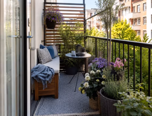 Balkonidee zum Thema: Balkon gemütlich gestalten: Ideen für Möbel, Pflanzen und Deko
