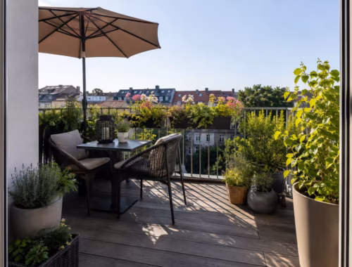 Balkonidee zum Thema: Balkon ohne Überdachung gestalten: Was funktioniert bei Wind und Wetter?